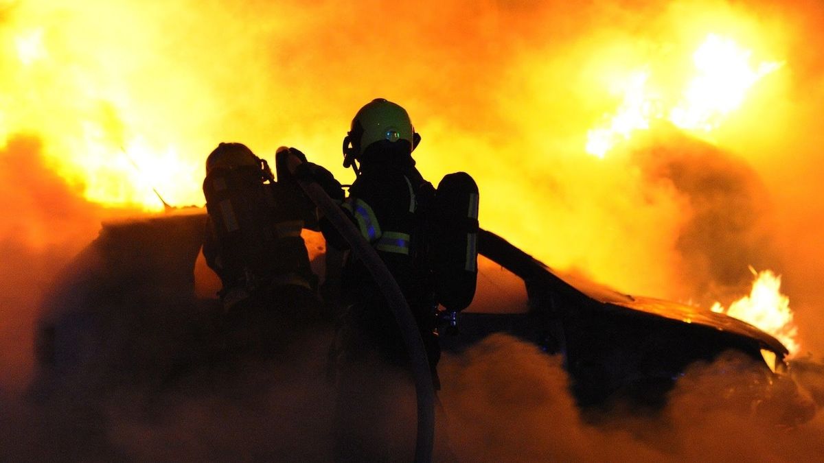 Při požáru na Žďársku hořela garáž a tři vozy, škoda je skoro dva miliony